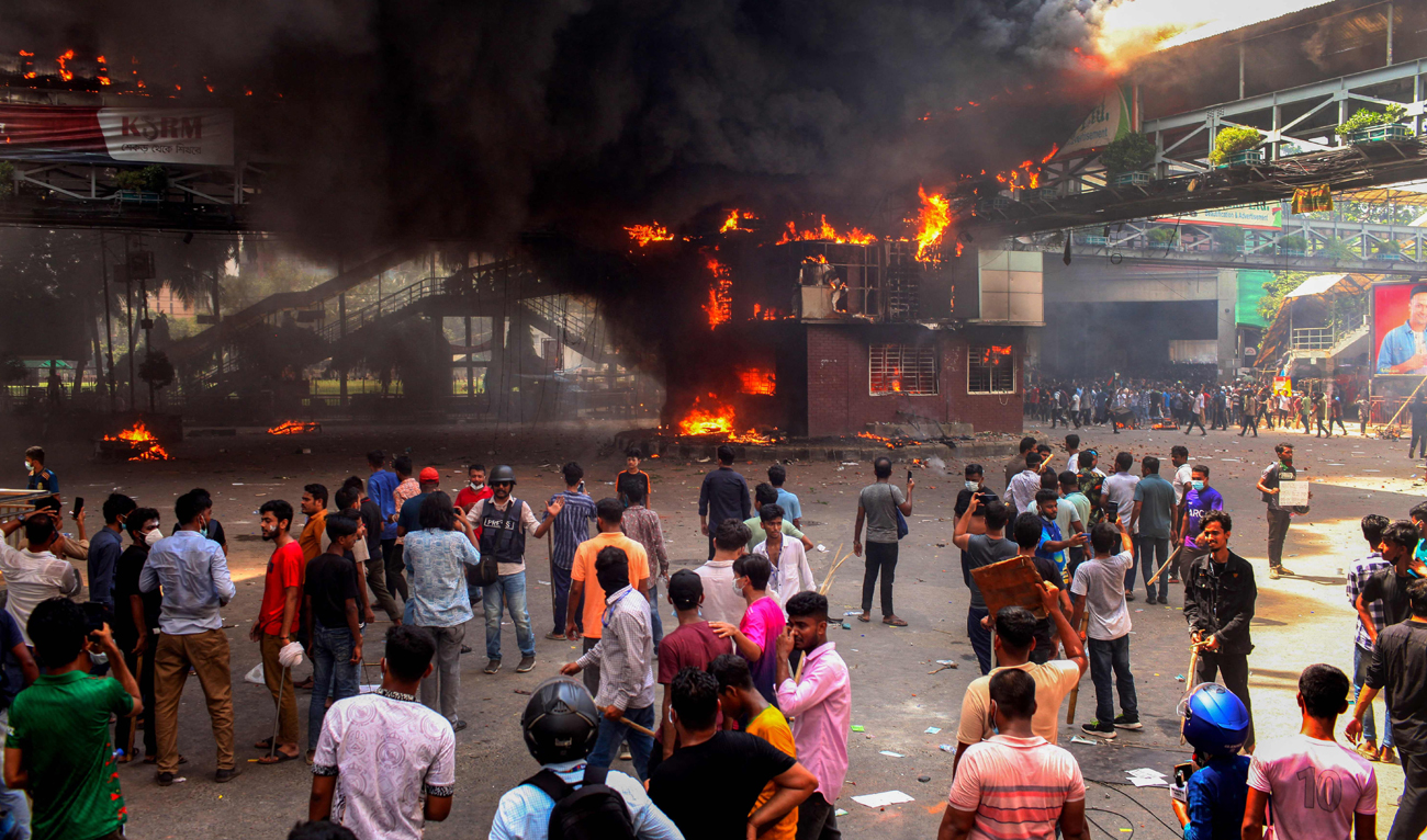 Anti-quota protesters clash with the police in Dhaka on July 18, 2024. Bangladesh woke on July 19 to survey destruction left by the deadliest day of ongoing student protests so far, which saw government buildings torched by demonstrators and a nationwide Internet blackout put into effect. (AFP)