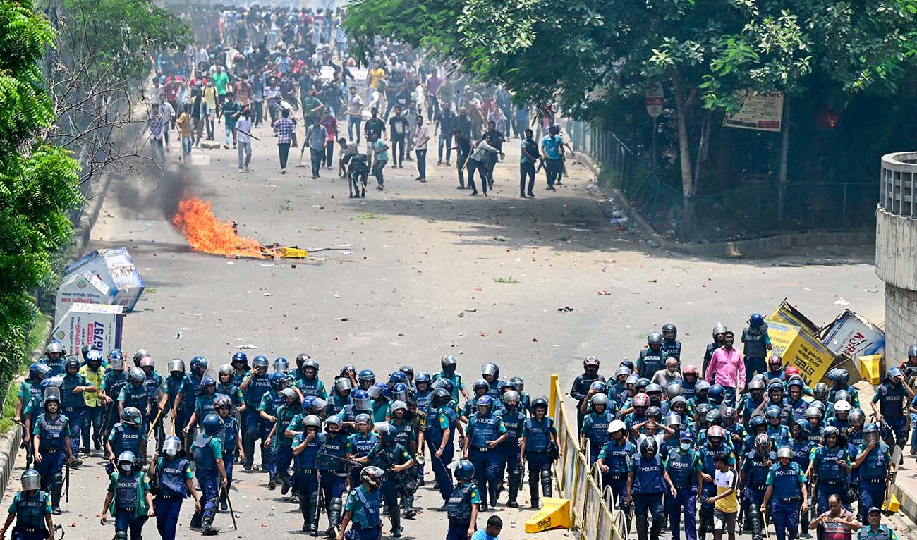 Anti-quota protesters clash with the police in Dhaka on July 18, 2024. Bangladesh students vowed on July 18 to continue nationwide protests against civil service hiring rules, rebuffing an olive branch from Prime Minister Sheikh Hasina who pledged justice for seven killed in the demonstrations. (AFP)