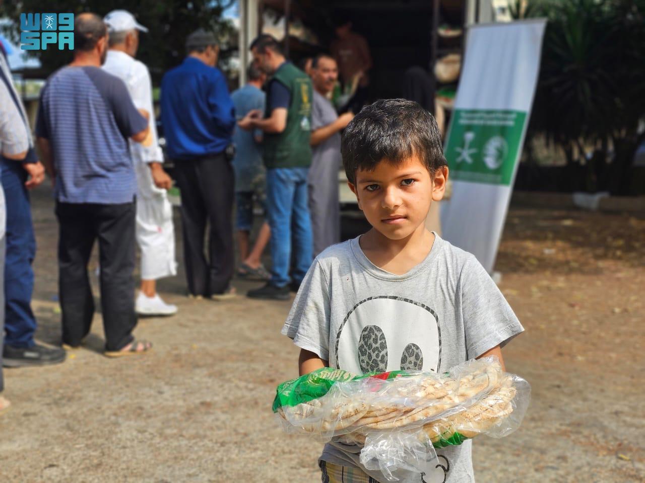 KSrelief continues to distribute bread to refugee families in northern Lebanon. (SPA)