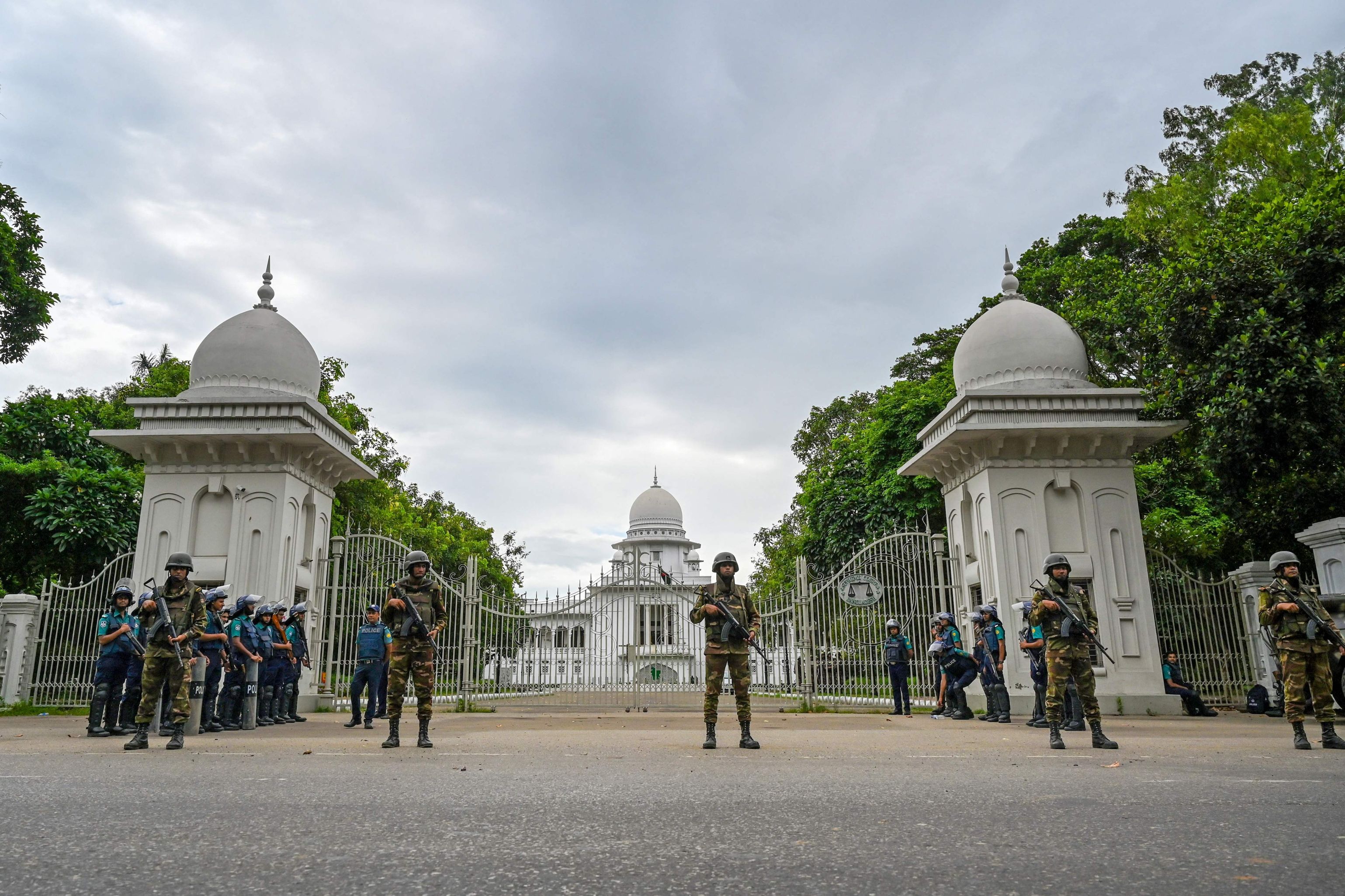 Bangladeshi soldiers and Rapid Action Battalion stand guard at the Supreme Court of Bangladesh, amid the anti-quota protests in Dhaka on July 21, 2024. (AFP)
