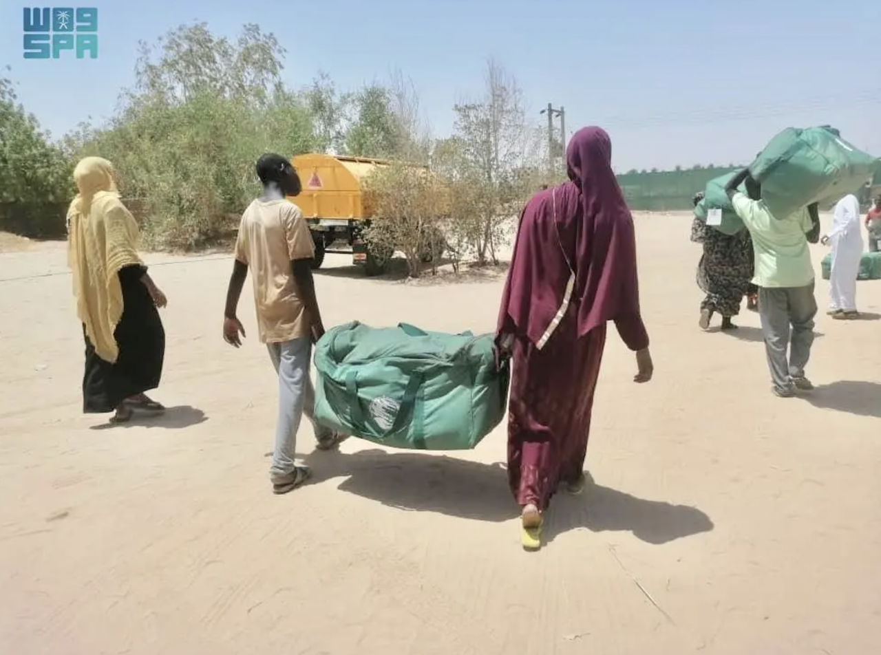 In the northern state of Sudan, KSrelief provided 600 shelter bags for 3,450 individuals as a part of an ongoing aid project. (SPA)