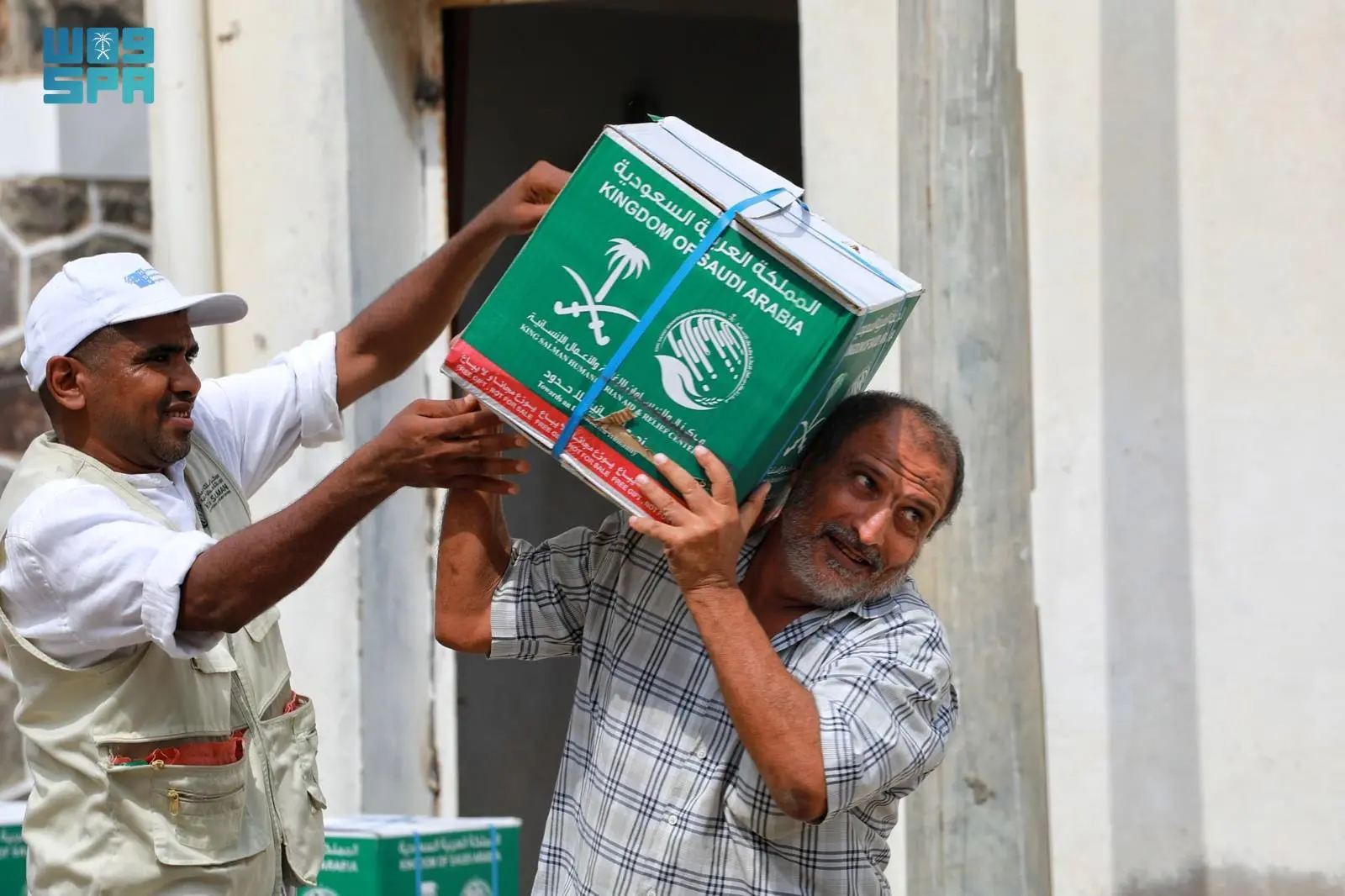 KSrelief handed out 413 boxes of food Al-Mansoura district of Yemen’s Aden governorate, benefitting 2,891 individuals. (SPA)