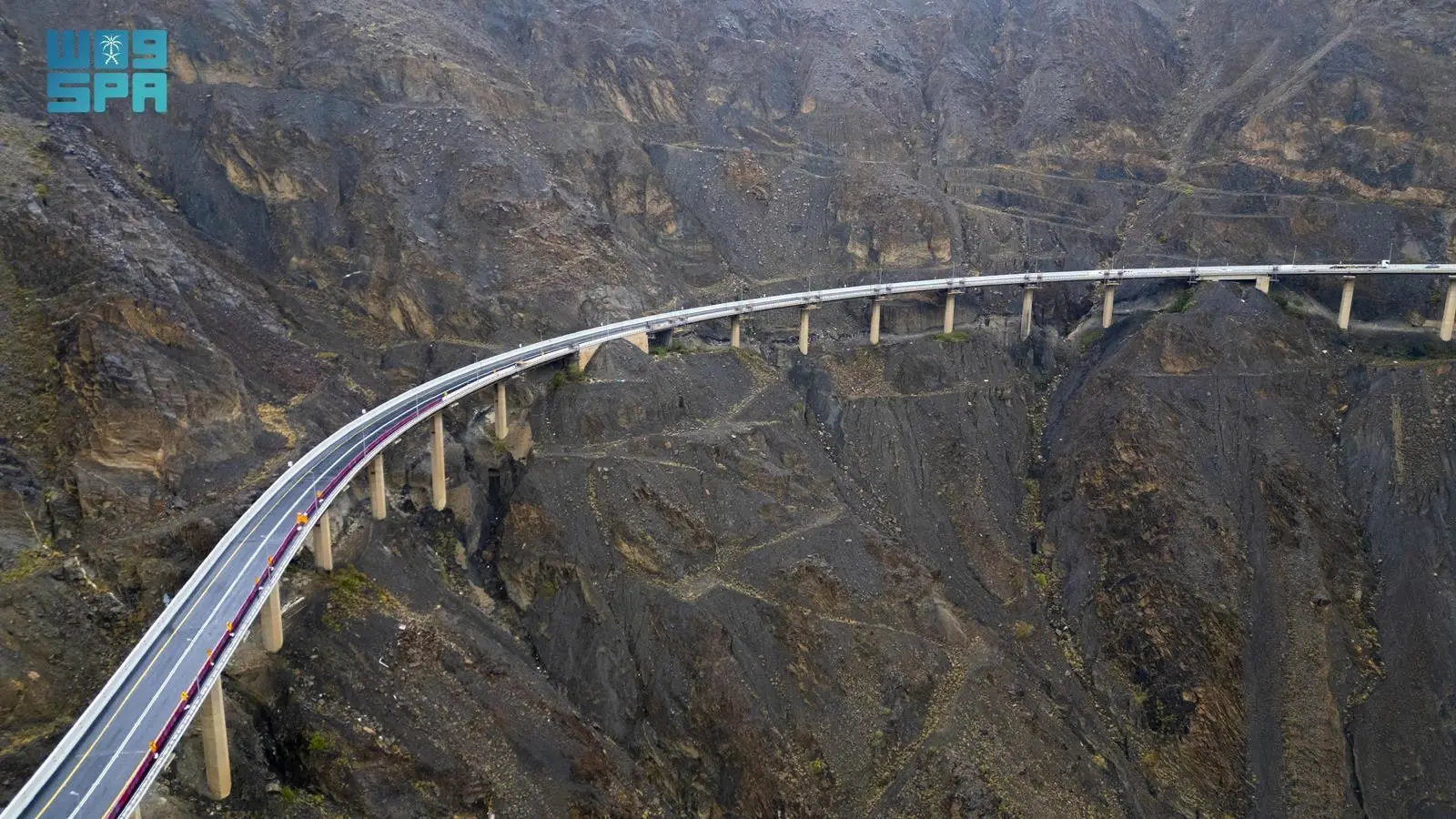 This monumental project involved cutting through solid rock, creating 11 tunnels, and erecting 32 bridges, resulting in a road approximately 14 kilometers long. (SPA)