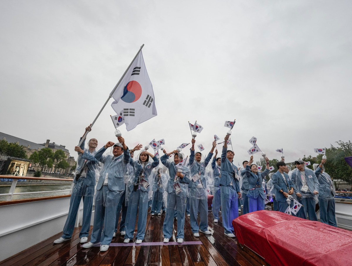 South Korea's delegation on a boat during the opening ceremony of the Paris 2024 Olympic Games in Paris on July 26, 2024 (AFP)