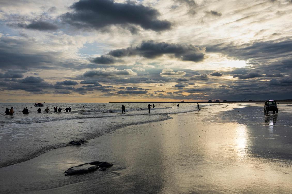 Migrants try to board a smuggler's boat in an attempt to cross the English Channel, on the beach of Gravelines, near Dunkirk, northern France on April 26, 2024. (AFP)