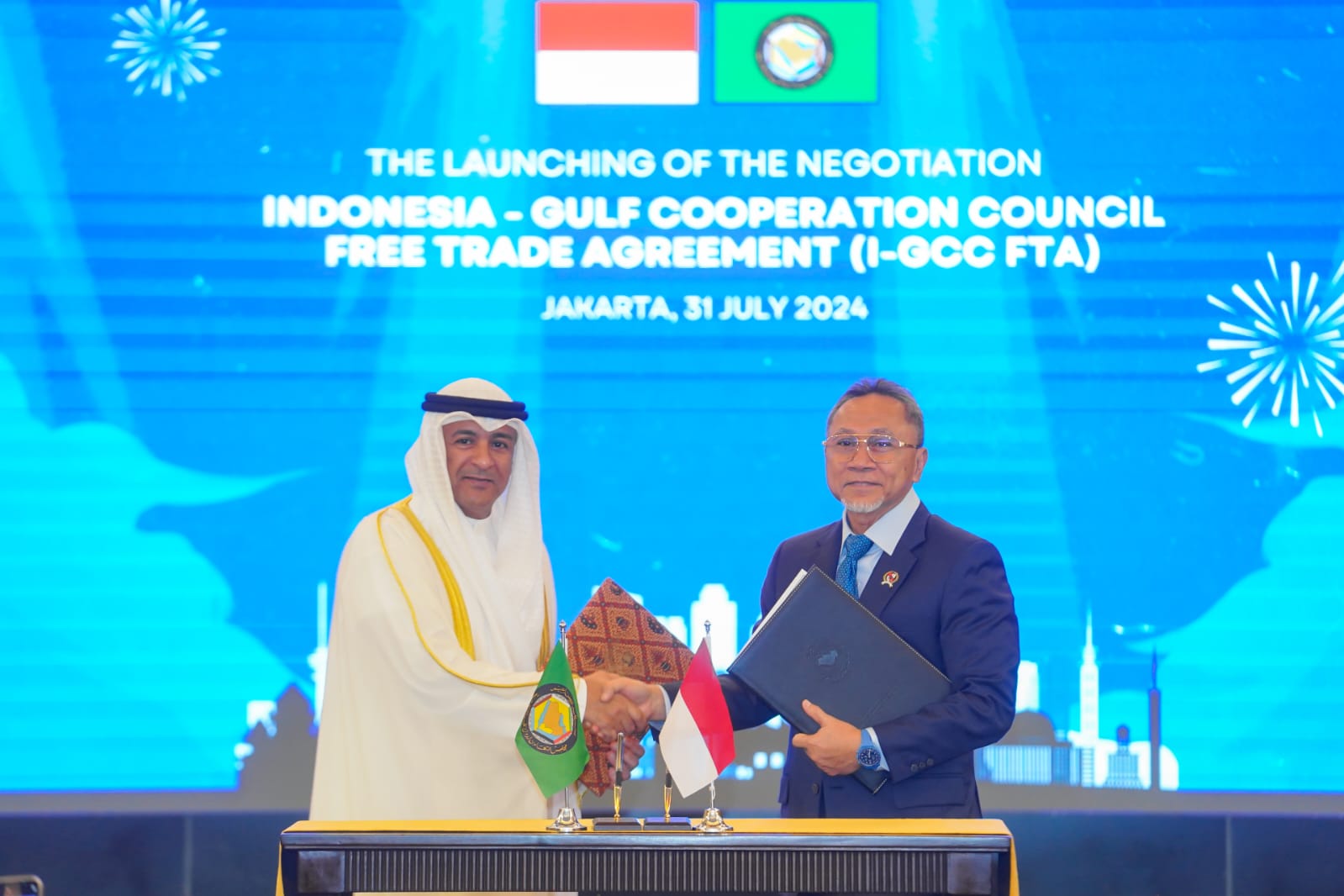 GCC Secretary-General Jassim Mohammed Al-Budaiwi and Indonesian Trade Minister Zulkifli Hasan pose for a photo at the launching of negotiations for Indonesia-GCC free trade agreement in Jakarta on July 31, 2024. (Indonesian Ministry of Trade)