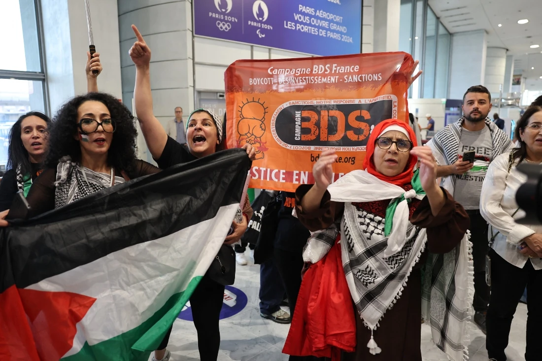 The team was welcomed by supporters that had gathered at Charles-de-Gaulle airport in Roissy-en-France. (Photo by Ahmad GHARABLI / AFP)