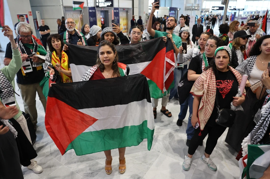 The team was welcomed by supporters that had gathered at Charles-de-Gaulle airport in Roissy-en-France. (Photo by Ahmad GHARABLI / AFP)