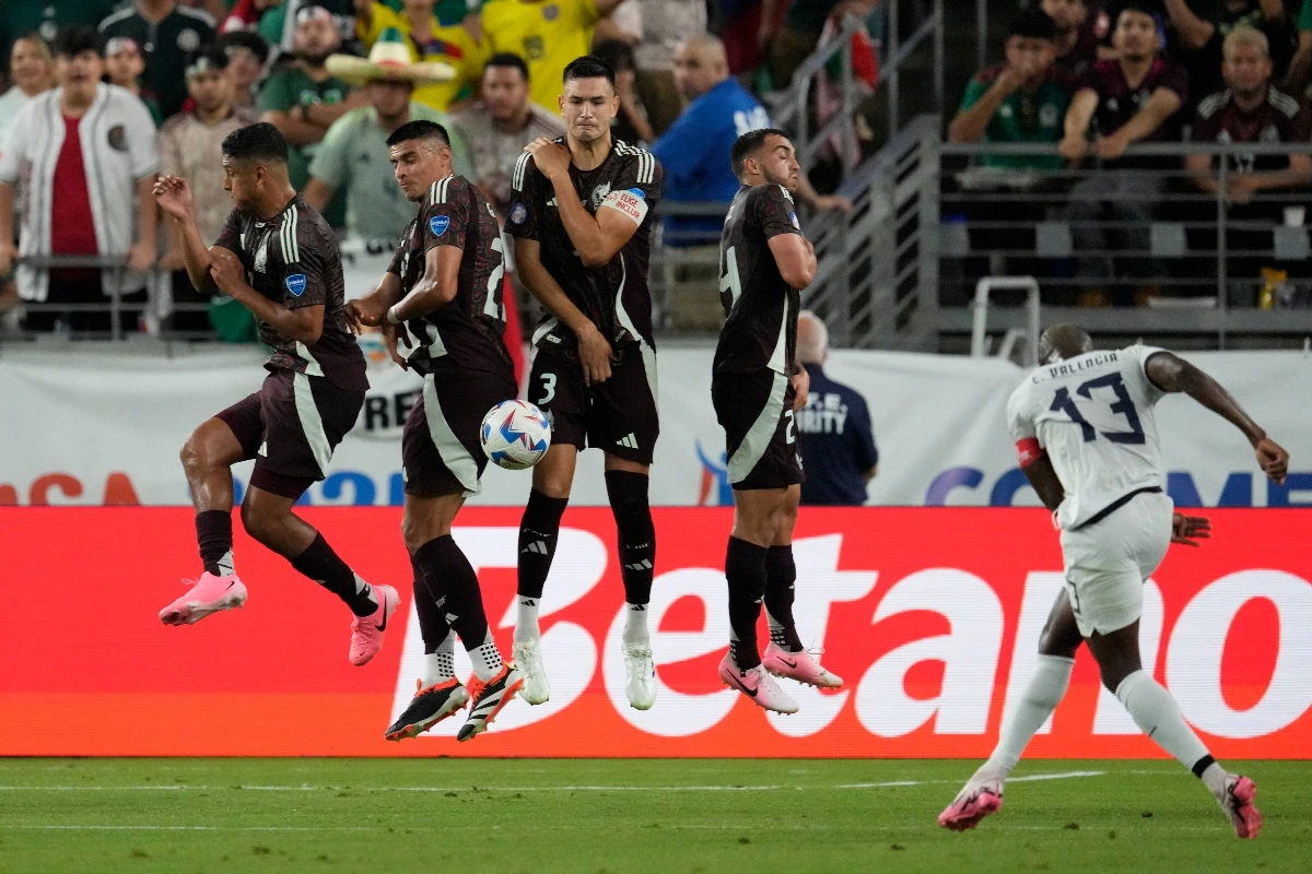 Ecuador's Enner Valencia, right, takes a free kick against Mexico during a Copa America Group B soccer match in Glendale, Ariz., on Sunday. (AP)