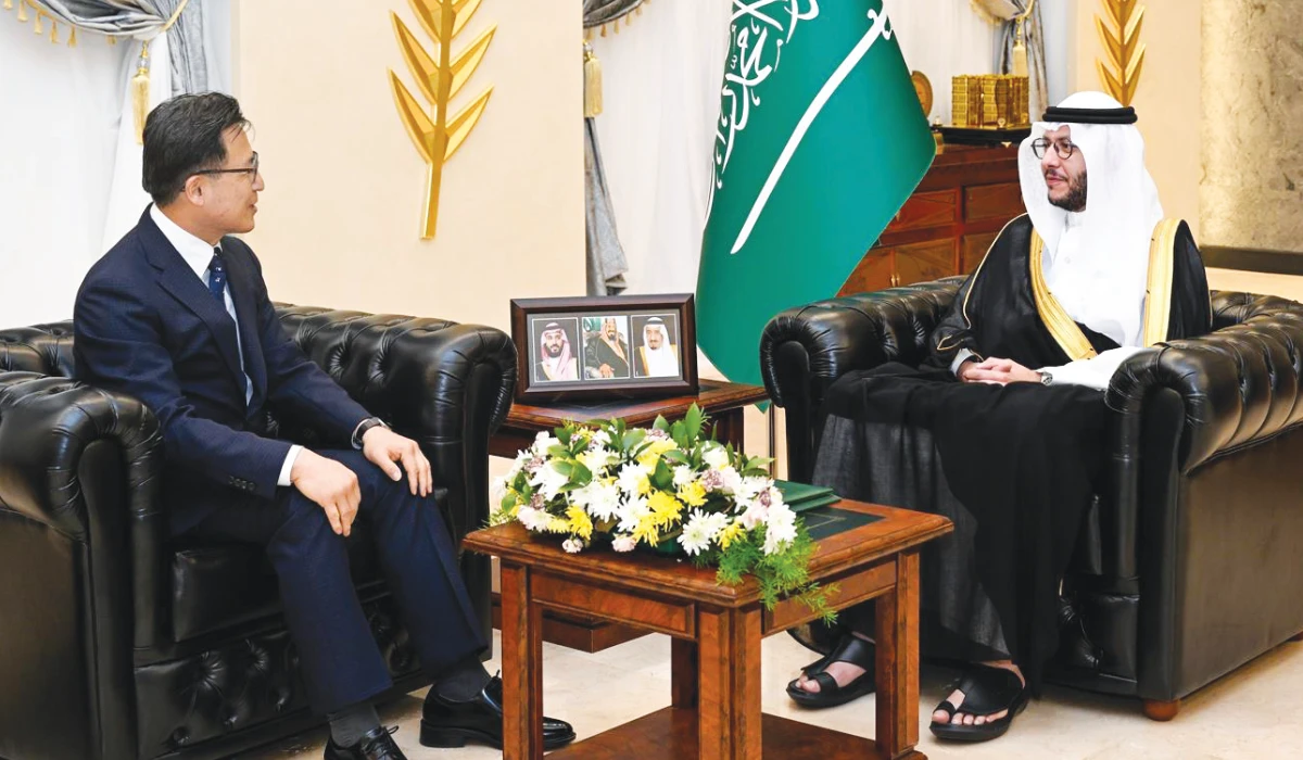Prince Saud bin Nahar bin Saud holds talks with Woo Hong-Koo in Taif. (SPA)