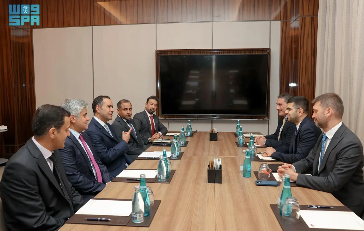 Saudi Arabia’s Minister of Municipal and Rural Affairs and Housing, Majid bin Abdullah Al-Hogail, meeting with the Head of the Investment Office of the Presidency of Turkiye, Burak Daglioglu. SPA