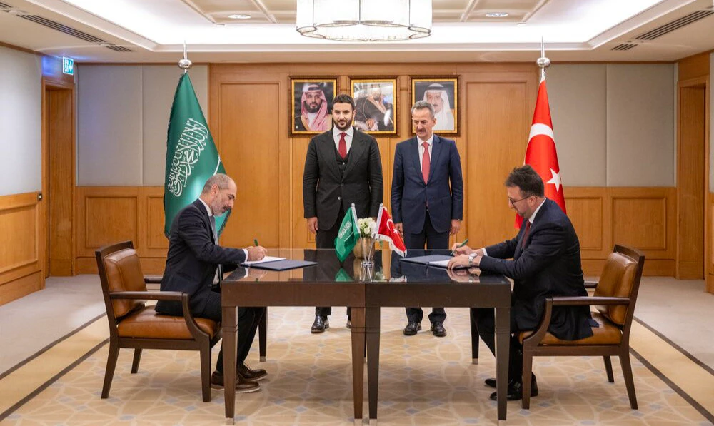 Saudi Arabia’s Minister of Defense Prince Khalid bin Salman attended on Wednesday a number of agreement-signings between Saudi and Turkish companies during his official visit to Turkiye. (X/@kbsalsaud)