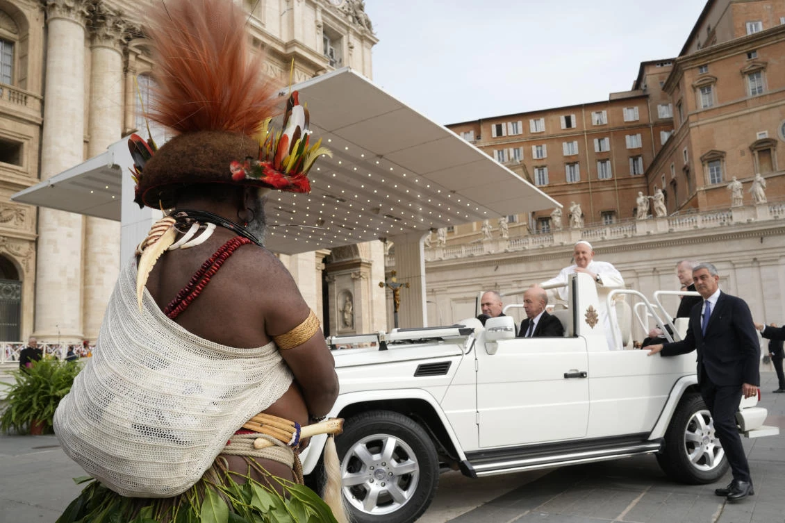Pope Francis waves Chief of the Huli tribe in Papua New-Guinea, Mundiya Kepanga, as he arrives for his weekly general audience in St. Peter's Square, at the Vatican. (File/AP)