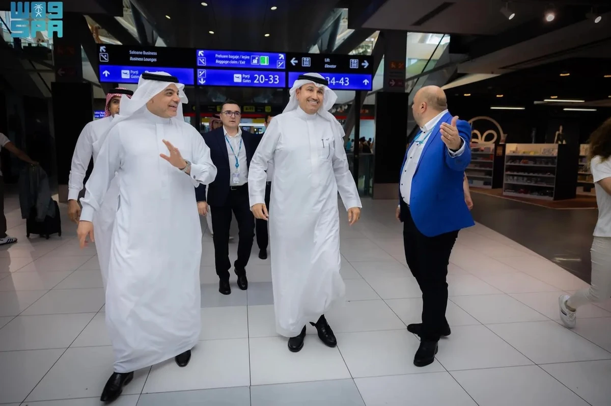 The minister was briefed on the airport’s extensive services, including passenger management, cargo operations and air carriers. (SPA)