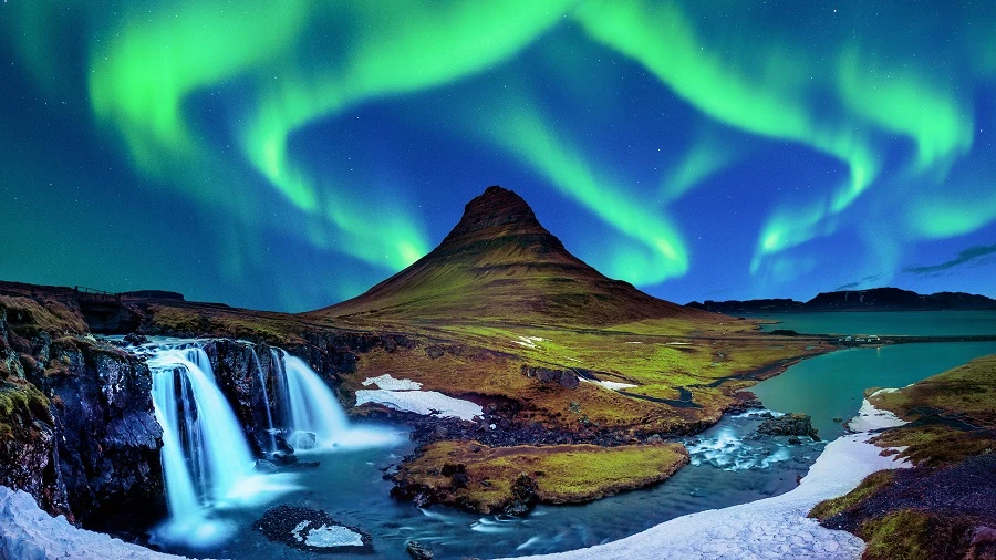 Iceland is known for its dramatic landscapes, with volcanoes, geysers, hot springs and lava fields aplenty. (Shutterstock)