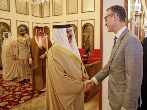 Bahrain’s King Hamad received a visit from Vice Adm. George Wikoff, the commander of the US Naval Forces Central Command and the US Fifth Fleet. (BNA)