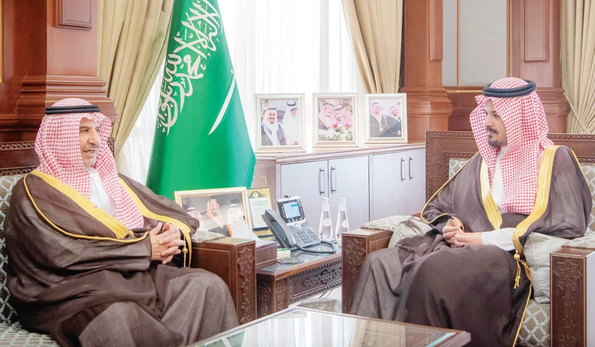 Prince Salman bin Sultan holds talks with Khalid Al-Mudaifer in Madinah. (Supplied)