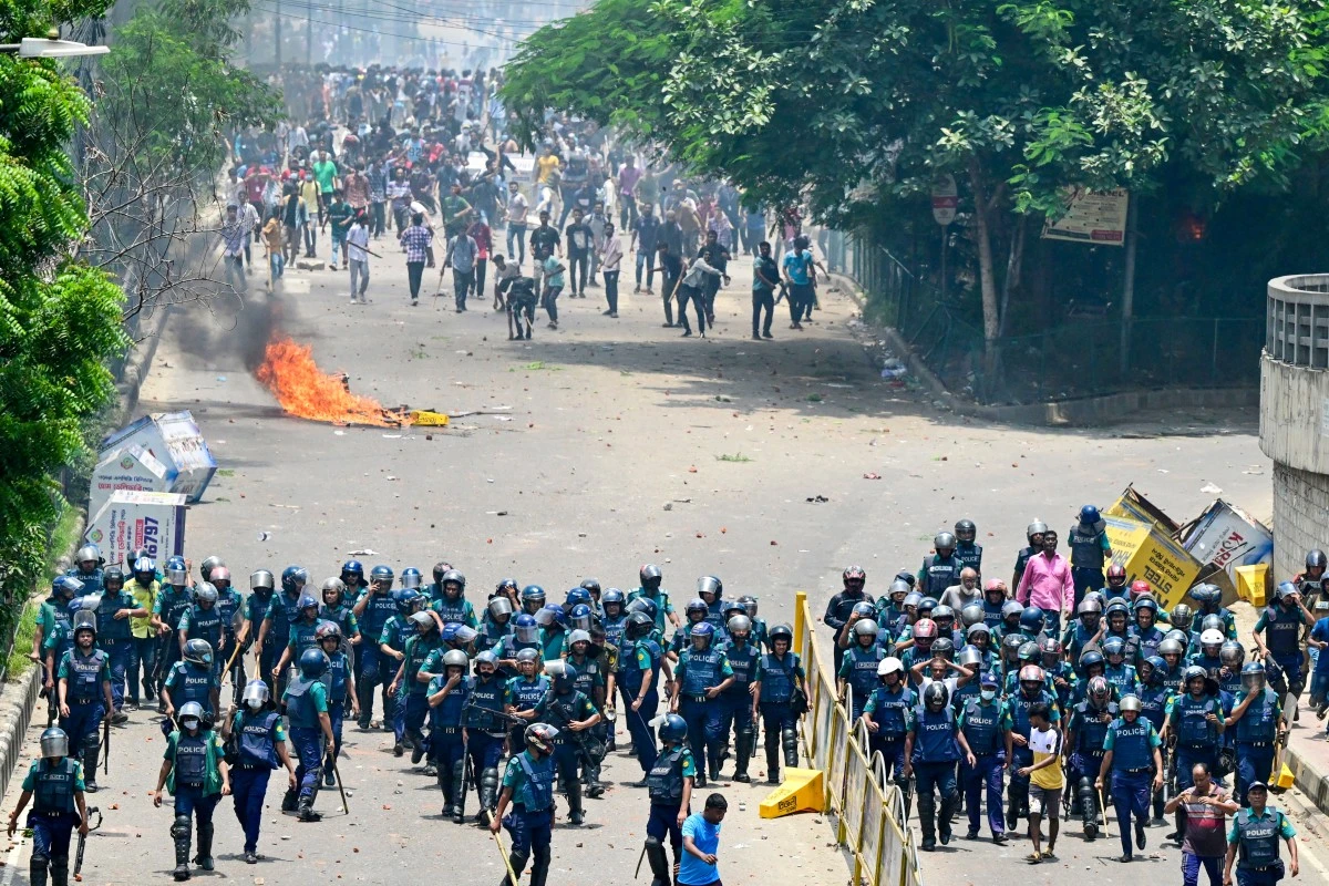 Bangladeshi protesters clash with police in Dhaka on July 18, 2024, as students across the country continue to rally against civil service hiring rules. (AFP)