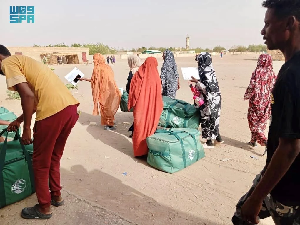 KSrelief distributes 435 shelter bags in Sudan. (SPA)