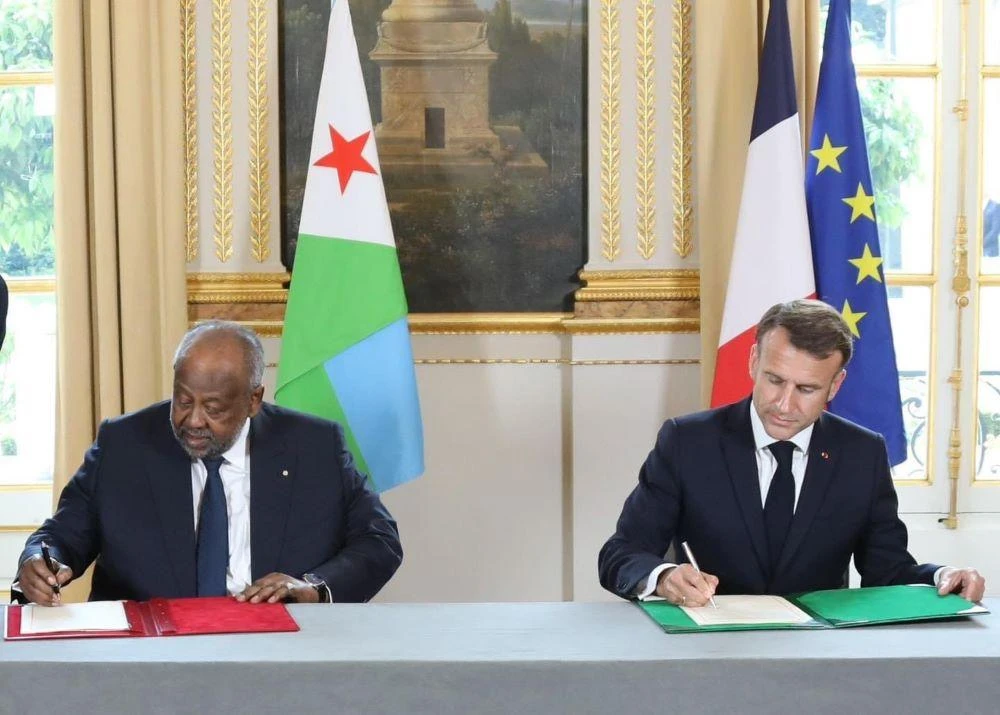 Emmanuel Macron and Ismail Omar Guelleh sign the agreement. (X/@LiveDjib)