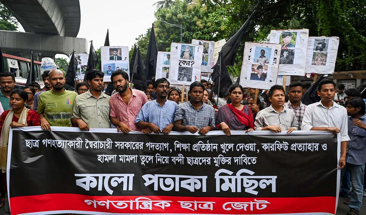 People take part in a protest march against the mass arrest and killing of protesters during last week's violence amid anti-qouta protests, in Dhaka on July 28, 2024. (AFP)