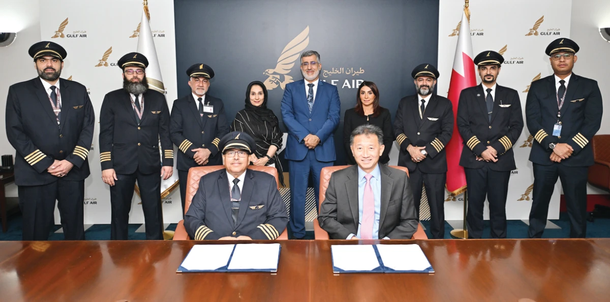 The agreement was signed by Gulf Air Group Chief Executive Officer Jeffrey Goh, and Captain Essa Albinali, president of GAPTU, in the presence of representatives from both sides. (Supplied)