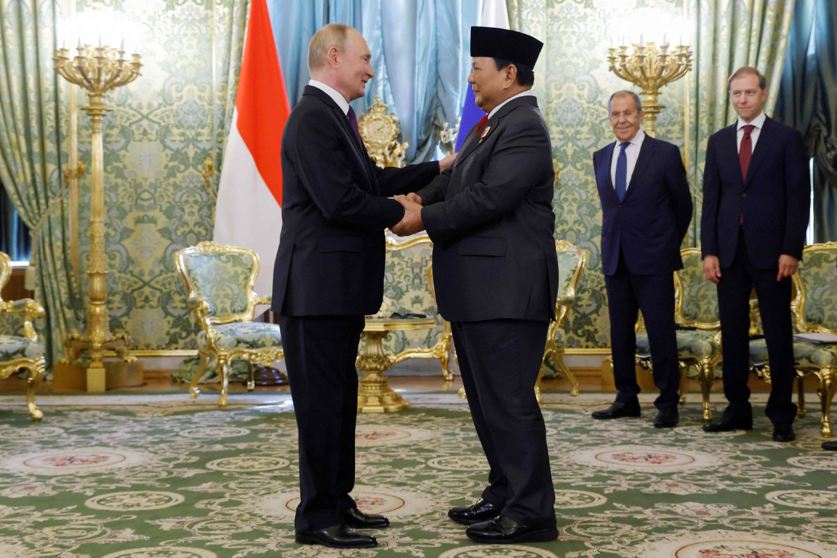 Russia's President Vladimir Putin (L) welcomes Indonesia's President-elect Prabowo Subianto to the Kremlin in Moscow on July 31, 2024. (POOL / AFP)