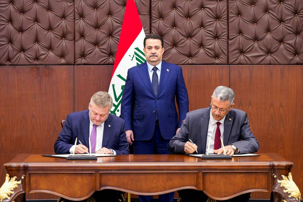 Iraq’s Prime Minister looks on as BP CEO Murray Auchincloss and Iraq’s Minister of Oil Hayan Abdul Ghani Al-Sawad sign MoU. AFP/Prime Minister’s Media Office