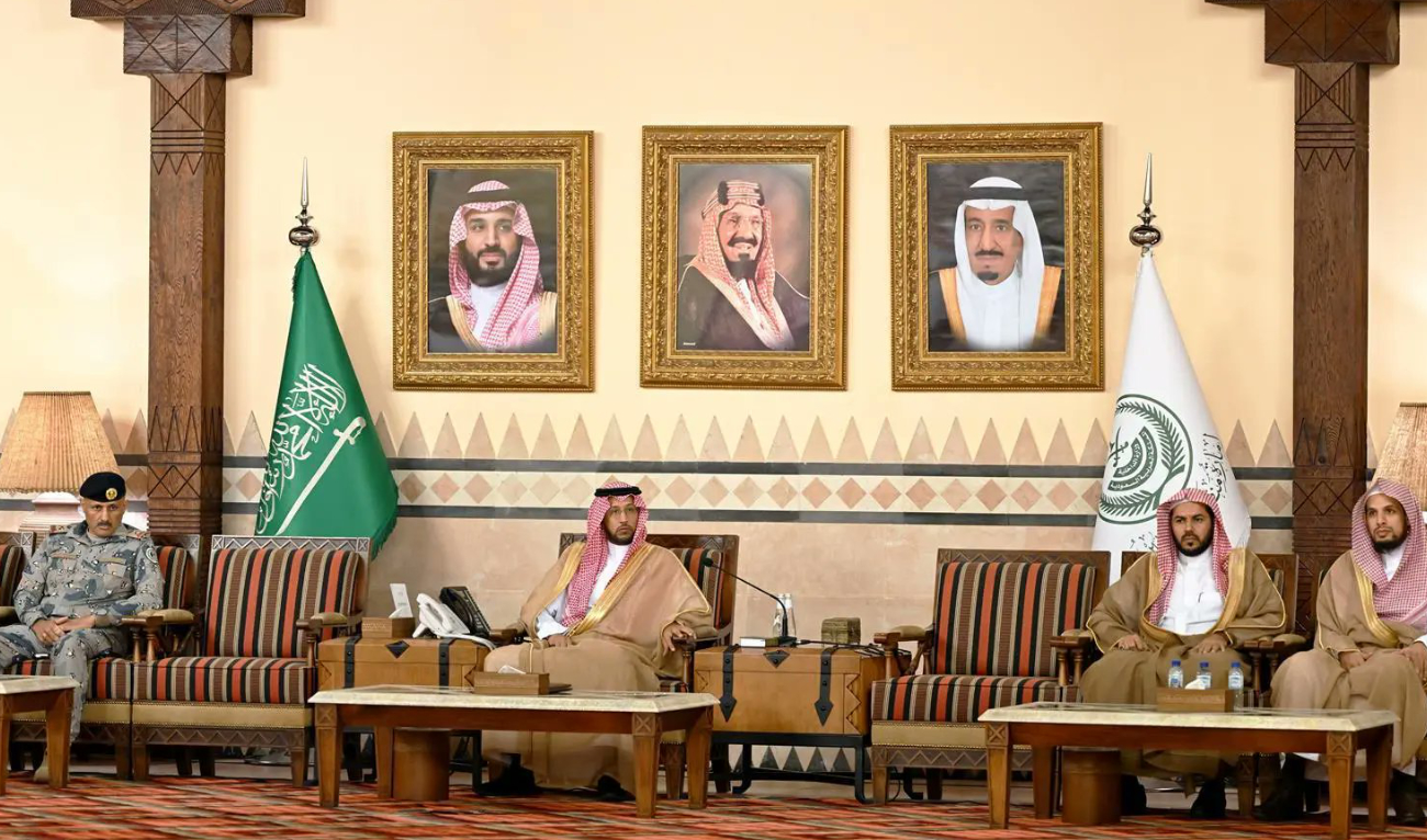 The prince reviewed the efforts being made by government agencies, educators and the media to promote the benefits of tourist destinations and experiences in the region. (SPA)
