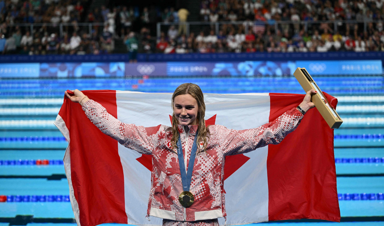 Gold medalist Canada's Summer Mcintosh poses after the women's 200m butterfly swimming event during the Paris 2024 Olympic Games at the Paris La Defense Arena in Nanterre, west of Paris, on Aug. 1, 2024. (AFP)