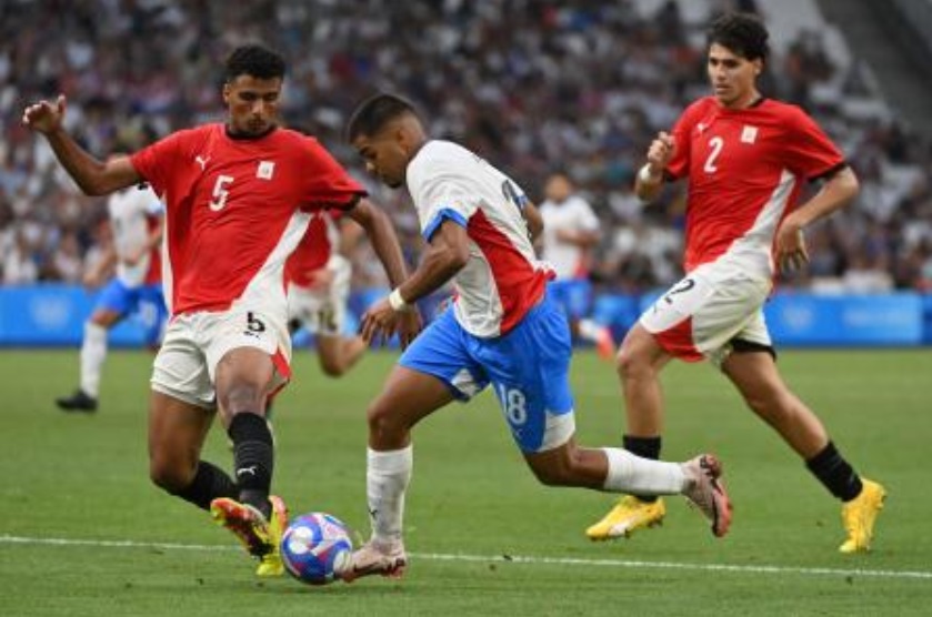 Egypt’s defender Hossam Abdelmaguid and Paraguay’s forward Marcelo Perez vie for the ball next to Egypt’s midfielder Omar Fayed in their quarterfinal football during the Paris 2024 Olympic Games at the Marseille Stadium in Marseille on Aug. 2, 2024. (AFP)
