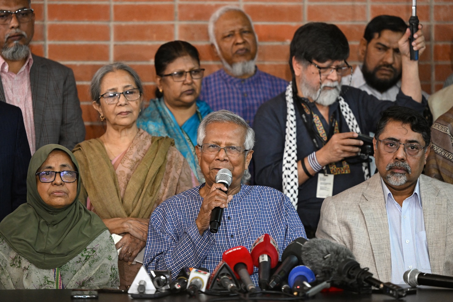 Bangladesh Nobel peace laureate Muhammad Yunus, center, addresses a press conference at his office in Dhaka on Feb. 15, 2024. (AFP)