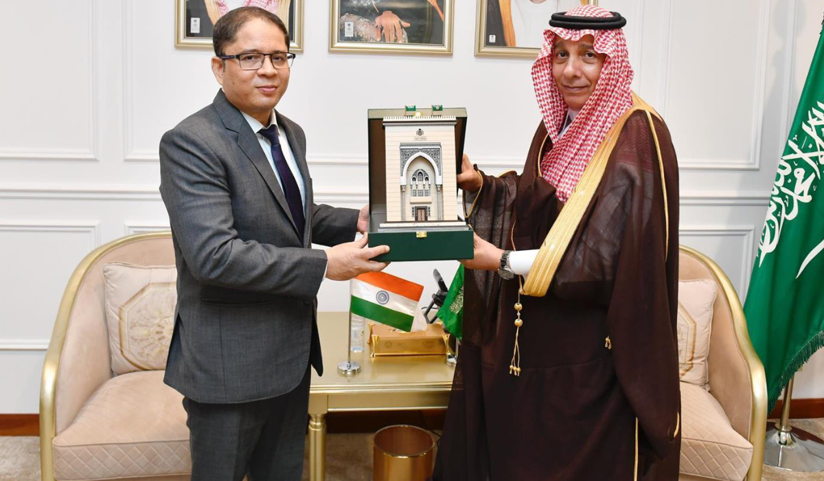 Mazin Hammad Al-Himali receives Mohammed Shahid Alam in Jeddah. (Supplied)