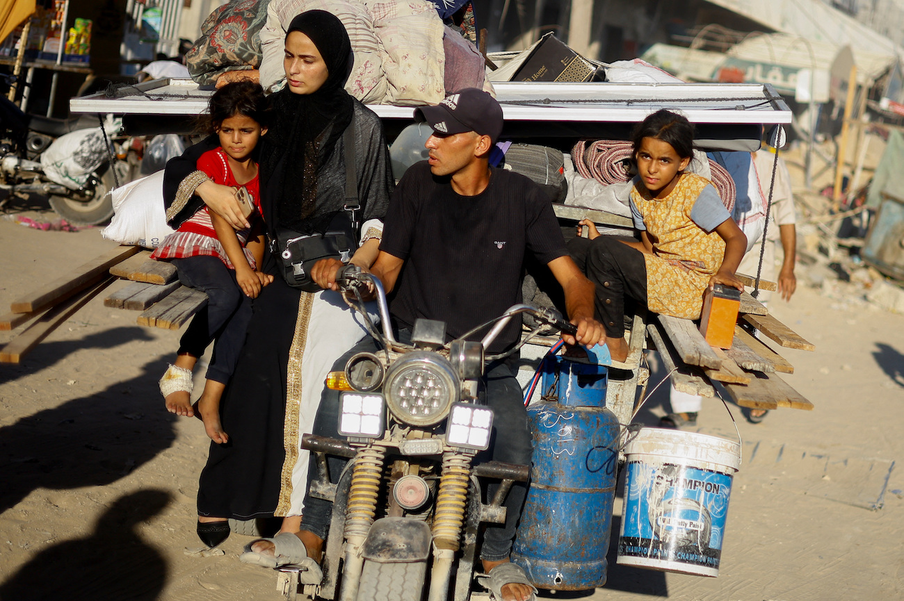 Displaced Palestinians flee the eastern part of Khan Younis following an Israeli army evacuation order, in the southern Gaza Strip August 8, 2024. (Reuters)