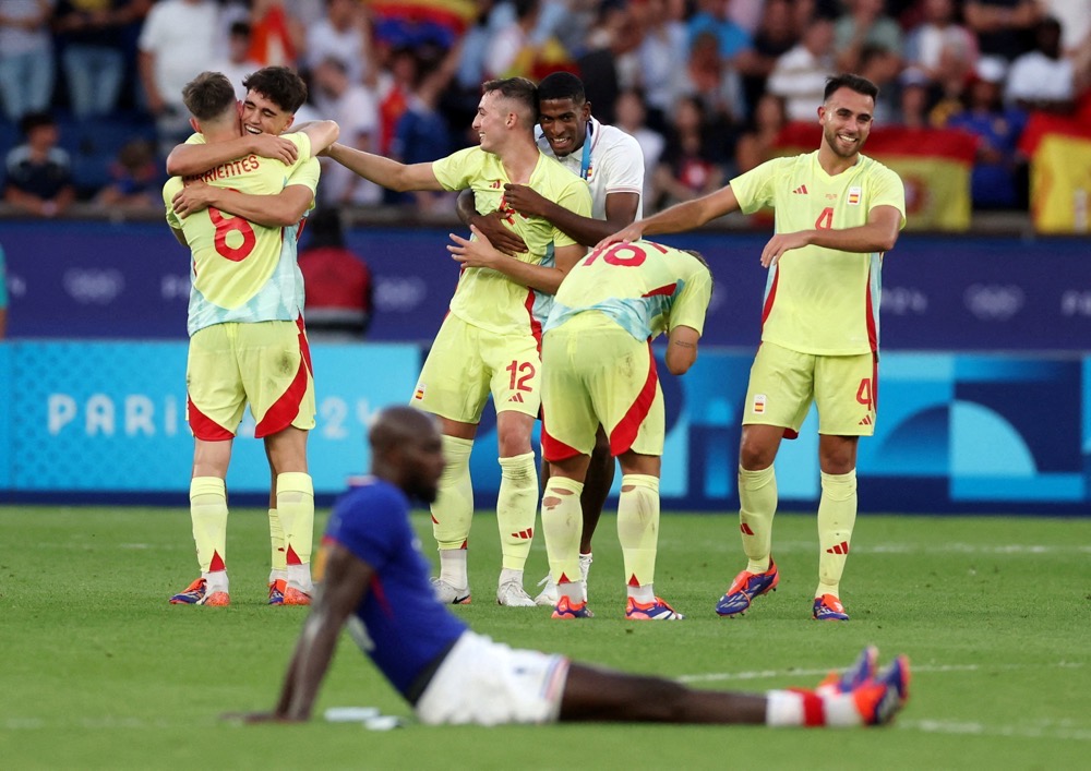 Spanish players celebrate winning gold. (AFP)