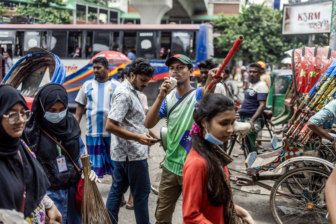 Bangladeshi students control the traffic in Dhaka on Aug. 9, 2024. (AFP)