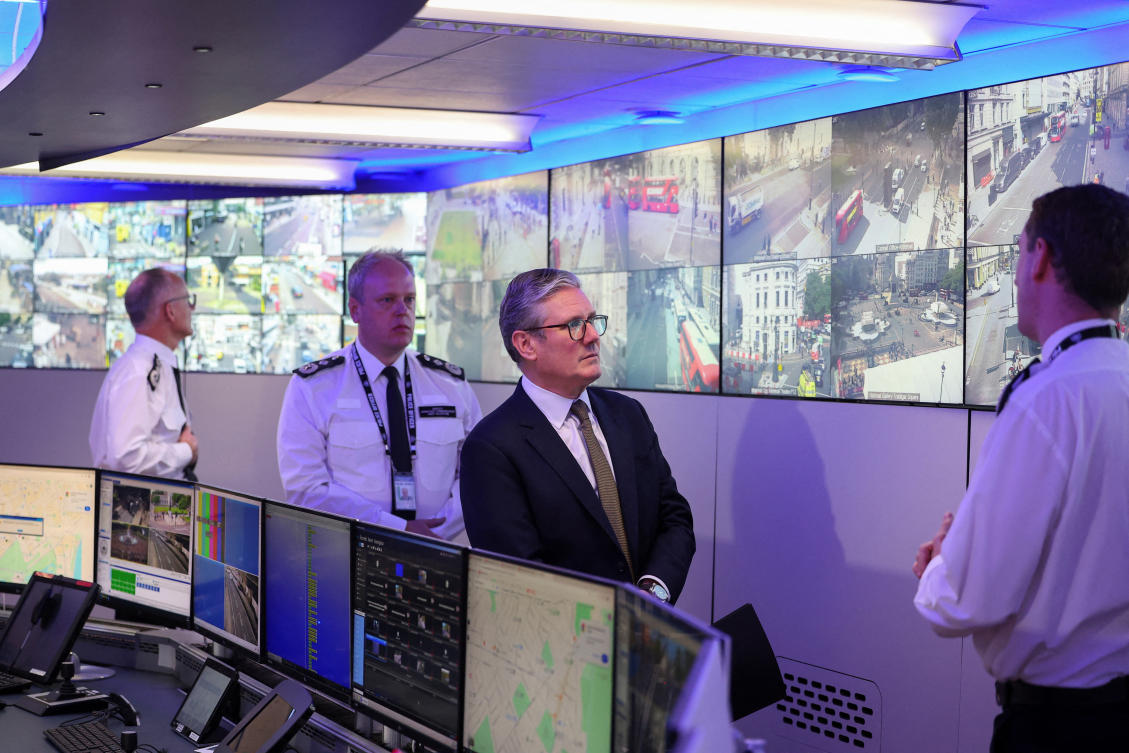 Britain's Prime Minister Keir Starmer (C) views CCTV screens with Metropolitan Police Commissioner Mark Rowley (L), Metropolitan Police Deputy Assistant Commissioner Andy Valentine and Commander Ben Russell (R) at Lambeth Police Headquarters in London on August 9, 2024. (File/AFP)
