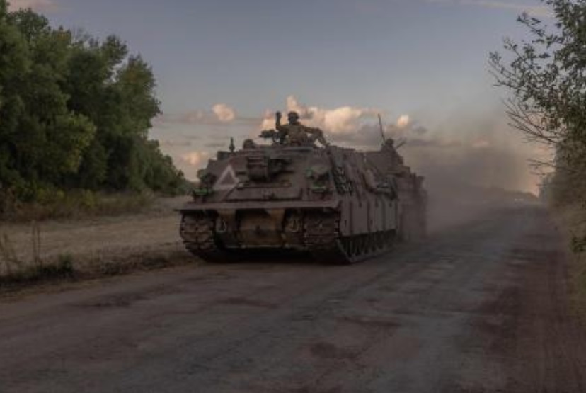 Ukrainian servicemen operate an armored military vehicle in the Sumy region, near the border with Russia, on Aug. 12, 2024. (AFP)