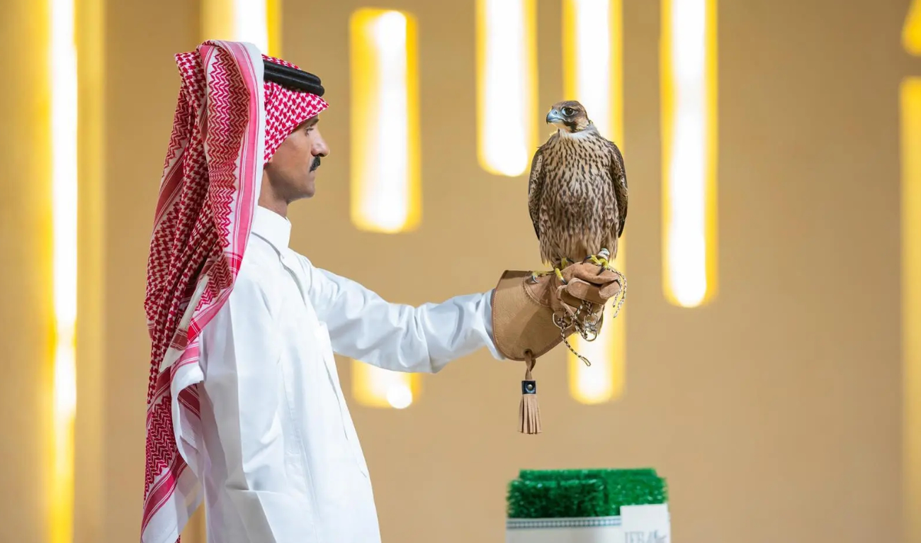 Kelly Evans, owner of Shadow Falcons, is one of those who has discovered the joy of falconry, reported the Saudi Press Agency. (SPA/File)