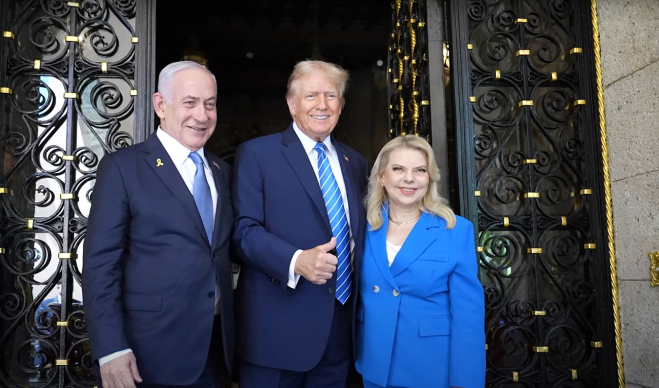 This still image taken from an Israeli Government Press Office video shows Israeli Prime Minister Benjamin Netanyahu (L) and his wife Sara (R) being welcomed by former US President Donald Trump at the Mar-a-Lago Club in Palm Beach, Florida, on July 26, 2024. (AFP/File)