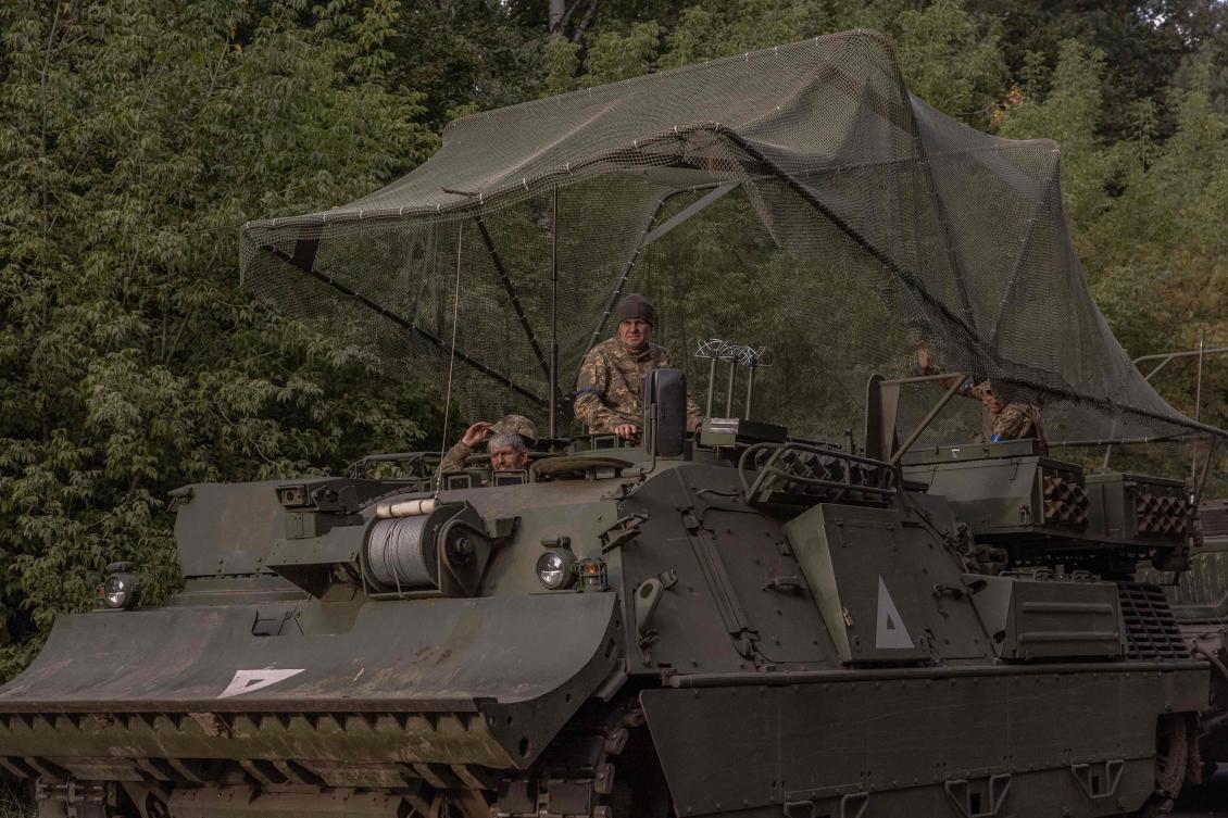 Ukrainian servicemen operate an armored military vehicle in the Sumy region, near the border with Russia, on Aug. 13, 2024. (AFP)