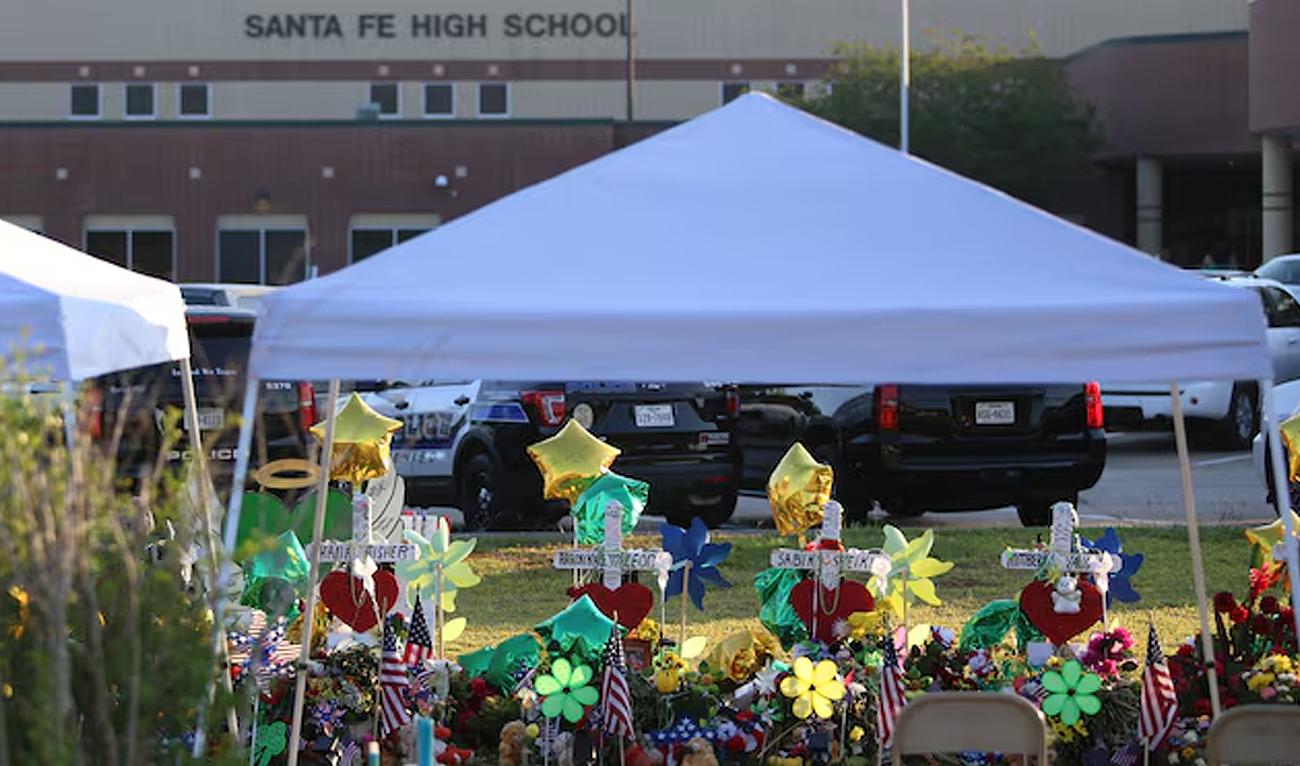 The memorial for victims of the Santa Fe High School shooting lays outside the school as students return on the first day of class since the mass shooting in Santa Fe, Texas, US, May 29, 2018. (REUTERS/File)