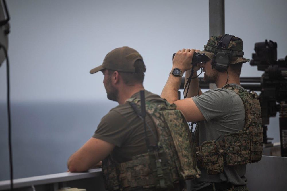 Dutch marines, aboard the HNLMS Karel Doorman, scan the Red Sea as part of Operation Aspides. (X/@EUNAVFORASPIDES)