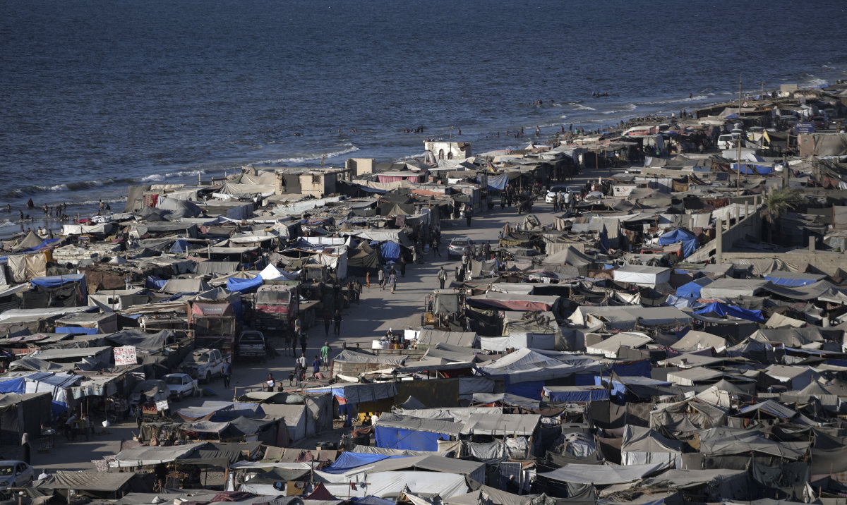 Tents are crammed together as displaced Palestinians camp on the beach, west of Deir Al-Balah, Gaza Strip, Tuesday, Aug. 20, 2024. (AP)
