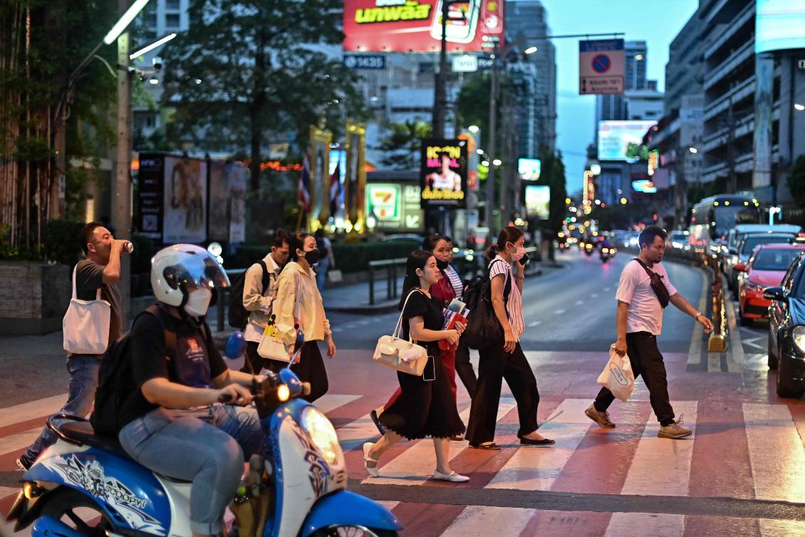 Anyone traveling to Thailand from 42 ‘risk countries’ must register and undergo mpox testing on arrival, the country’s disease control department said. Above, pedestrians cross a busy street in Bangkok on Aug. 21, 2024. (AFP)