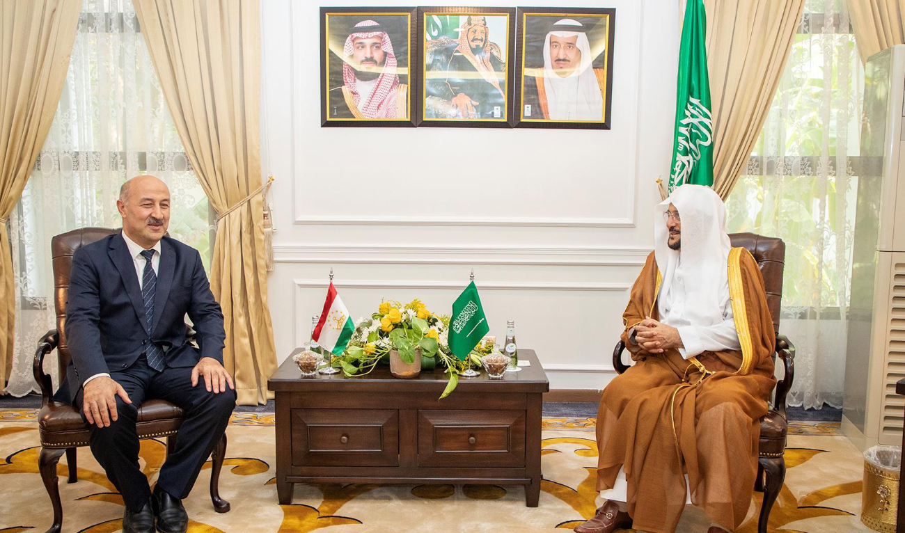 The deal was signed on Thursday in Jeddah by Islamic Affairs Minister Dr. Abdullatif Al-Asheikh and Sulaimon Davlatzoda, chairman of the Tajik committee. (SPA)