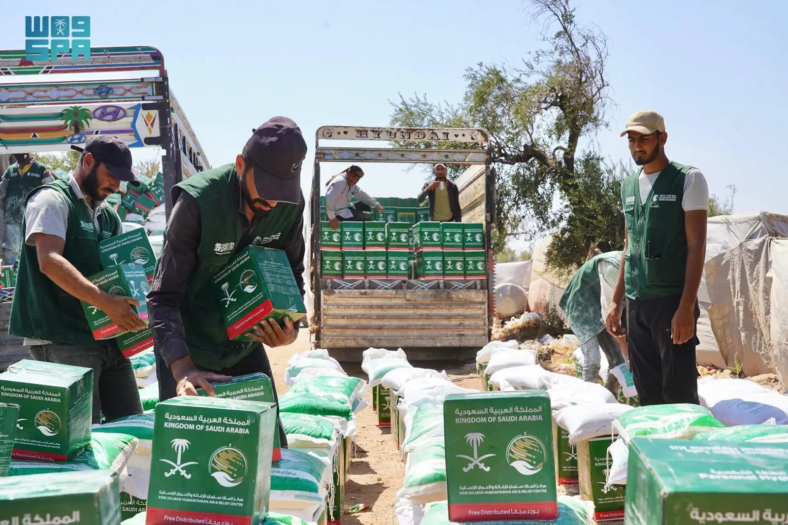 In the city of Azaz in Syria’s Aleppo governorate, KSrelief distributed food baskets and health kits to 796 families. (SPA)