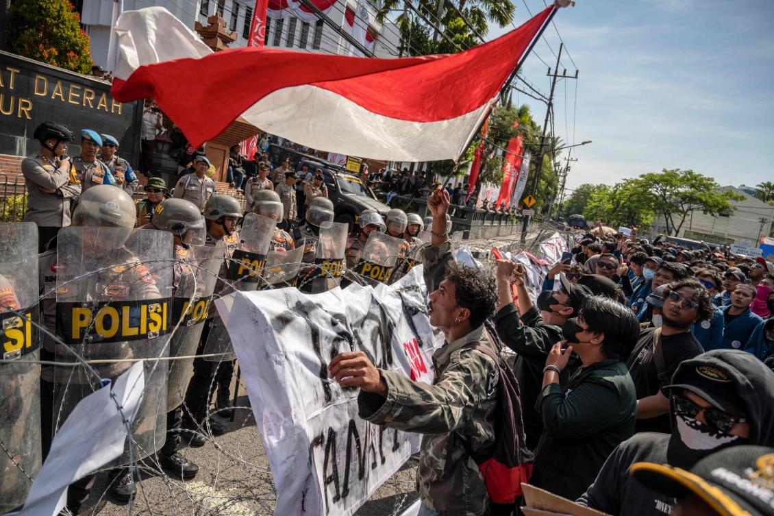 Indonesian lawmakers scrapped a controversial plan to change election rules, a parliament official announced on August 22, after thousands rallied in the capital over a move seen to help the outgoing president build a political dynasty. (AFP)