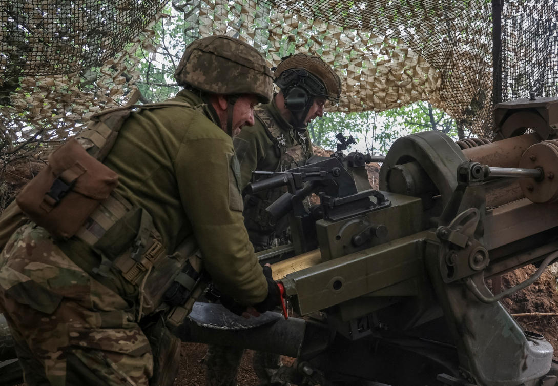 Ukrainian service members fire a L119 howitzer toward Russian troops, amid Russia’s attack on Ukraine, in Donetsk region. (Reuters/File Photo)
