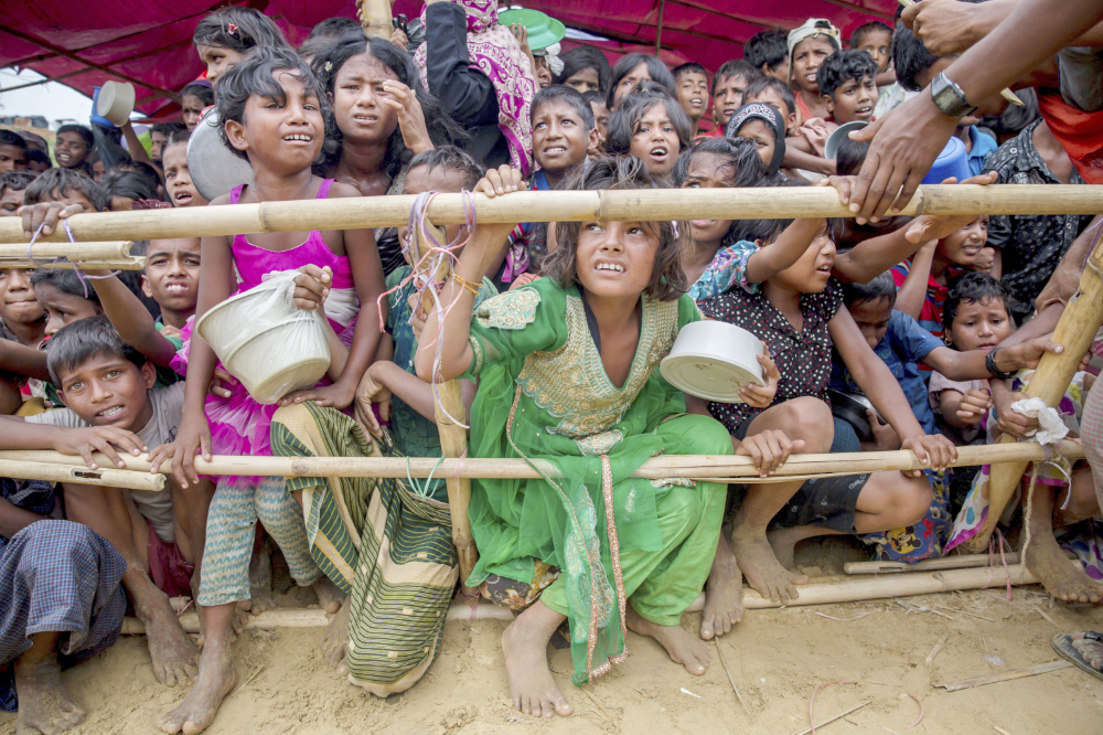 Rohingya Muslim children refugees, who crossed over from Myanmar into Bangladesh, wait to receive food. (AP)